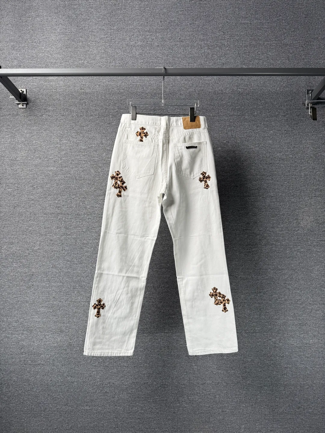 P240 💰 (Top version) Chrome Hearts/Chrome Hearts Classic white hand-painted monster cow series colorful leather cross washed color fabric unisex denim trousers Vibe style straight stacked god-level version Carbon fine bias denim color cloth Old vintage full set of hardware - Chrome Hearts white cow series The high version uses high-ounce custom fabrics, fermentation washing and soft color fixation, soft and thick to wear, the details are all made by hand-polished craftsmanship, all-over printed jacquard fabric Unique design style. Through multiple processes to create a full retro feel. Unique niche non-contrast shirt. Customized distressed spray-painted buttons. Craftsmanship in every detail. Color: white hand-painted monster. Size: 28-30-32-34 (corresponding to S-M-L-XL)
